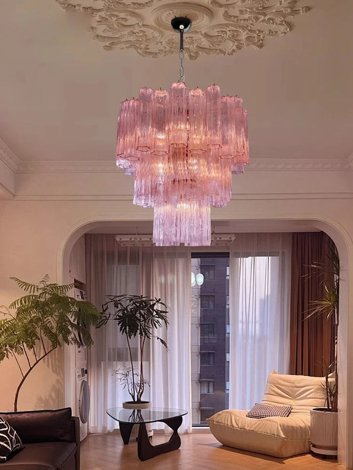 Lustre LED design français avec verre coloré suspendu dans un salon moderne