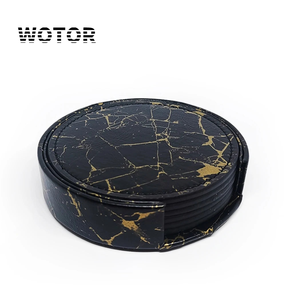 Dessous de plat rond en marbre noir et or aux motifs dynamiques, parfait pour protéger vos surfaces des brûlures et des taches.