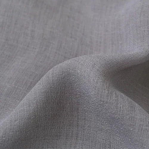 Des rideaux en lin argenté et gris fabriqués en tissu tissé, représentant la qualité supérieure et l'élégance du textile en lin. Ces rideaux sont parfaits pour apporter une touche de sophistication à n'importe quelle pièce tout en offrant une intimité et une protection contre la lumière du soleil. Le thème du textile et de la couleur grise et argentée se reflète dans le design de ces rideaux en lin tissé.