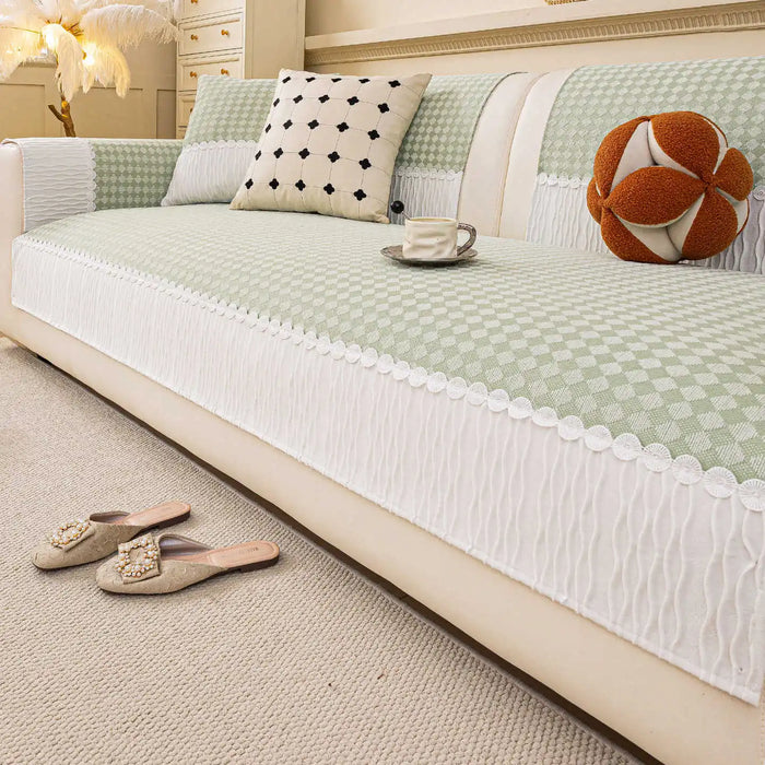 Un canapé confortable avec des coussins décoratifs et une déco d'intérieur élégante, complétée par des pantoufles ornées posées sur le tapis.