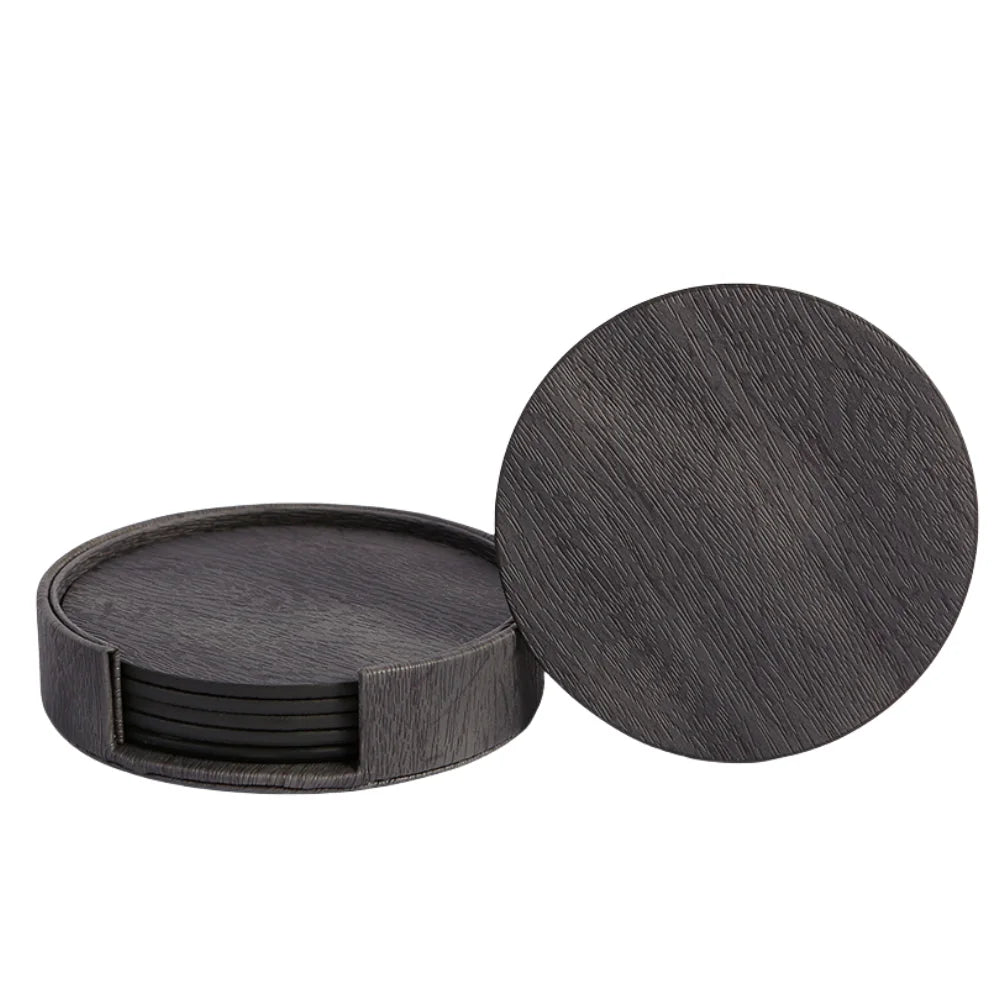Sous-verres ronds en bois noir avec un motif rayé élégant.