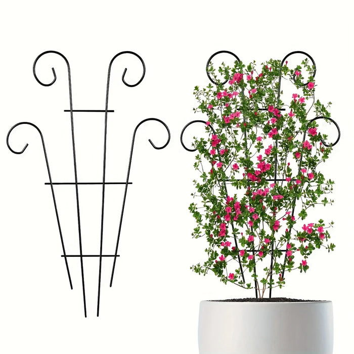 Support en fer noir pour plantes grimpantes dans un jardin