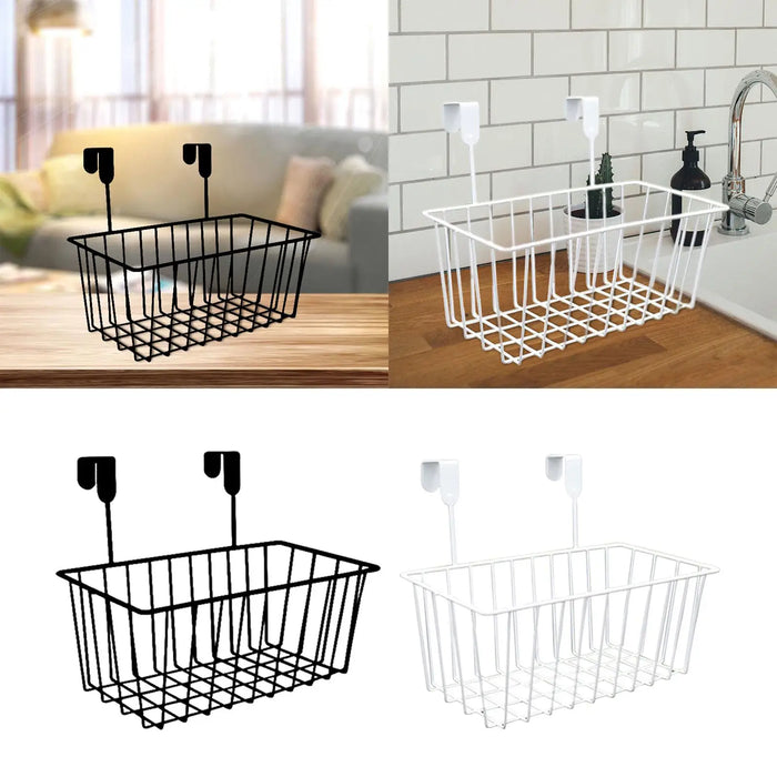 Panier métallique rangement blanc accroché à une porte d'armoire