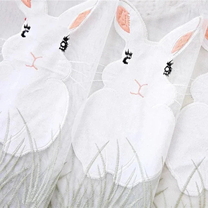 Rideau décoratif avec motifs de lapins brodés, idéal pour chambre d'enfant ou décoration intérieure ludique. Apporte une touche de douceur et de charme à votre pièce avec ces adorables figures de lapins, parfait pour créer une ambiance accueillante et chaleureuse. Design minutieux et détaillé, parfait pour les amateurs d'animaux.