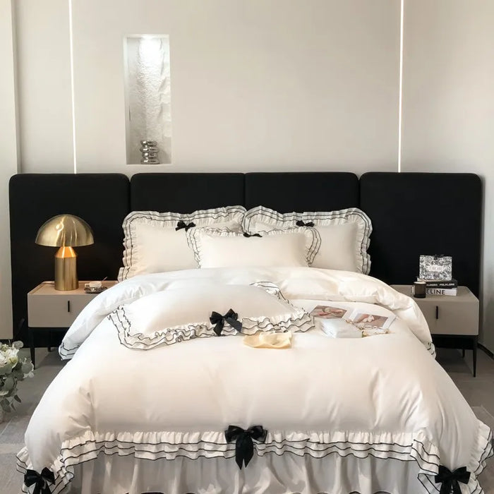 Housse de couette blanche chic à volants multicouches sur un lit