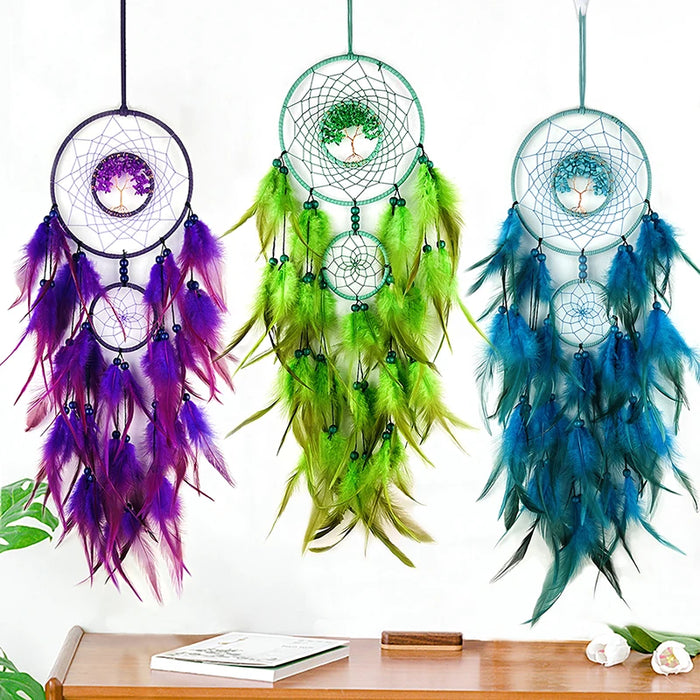 Attrape-rêves colorés aux plumes multicolores suspendus dans un intérieur cosy avec des éléments décoratifs sur une table en bois.