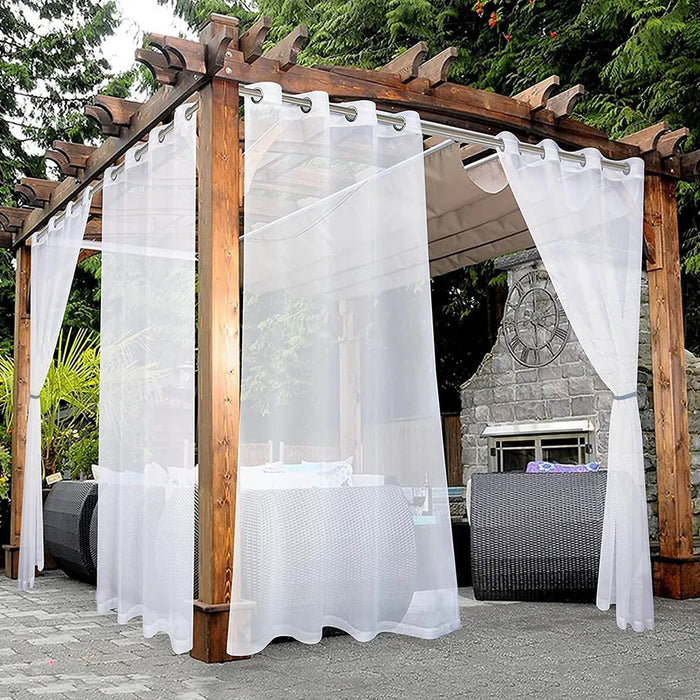 Tonnelle extérieure élégante avec rideaux blancs transparents, idéale pour créer un espace détente dans le jardin. Ce pavillon design combine esthétisme et fonctionnalité pour profiter des beaux jours à l'abri du soleil tout en ajoutant une touche de charme à votre espace extérieur. Parfait pour les réceptions en plein air et les moments de relaxation.