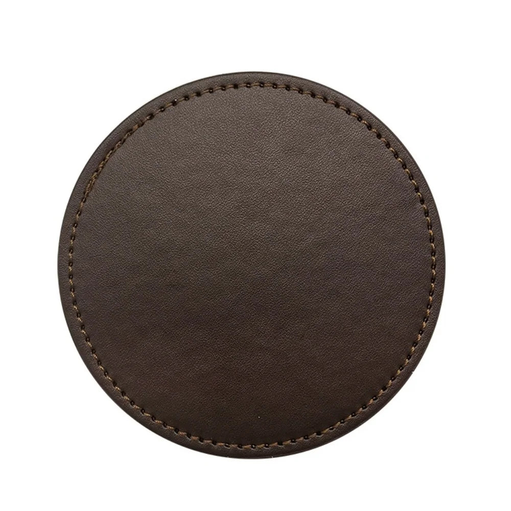 Patch de cuir brun foncé avec couture décorative.