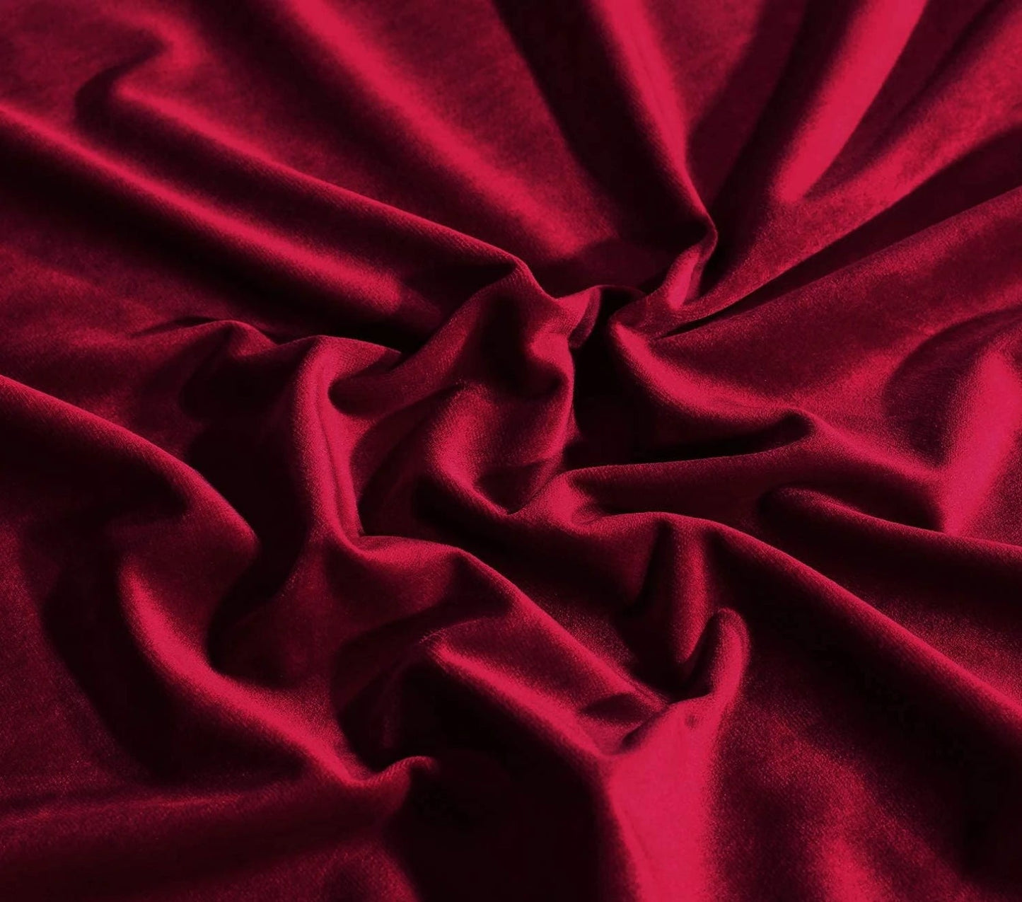 Image d'élégants rideaux en satin et en soie, oscillant entre des nuances de rouge et de rose, dans un contexte de décoration intérieure. Ces textiles de haute qualité ajoutent une touche de luxe et de confort à n'importe quelle pièce, tout en étant parfaits comme rideaux ou draps de lit en velours. La versatilité et la beauté de ces rideaux en font un choix idéal pour ceux qui cherchent à rehausser leur décoration intérieure avec des éléments textiles luxueux et colorés.