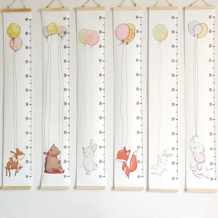 Tableau de croissance mural en toile pour bébé sur un mur de chambre d'enfant