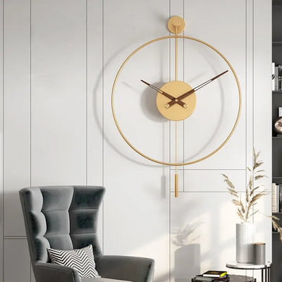 Horloge murale ronde minimaliste blanche avec pendule pivotant sur mur blanc