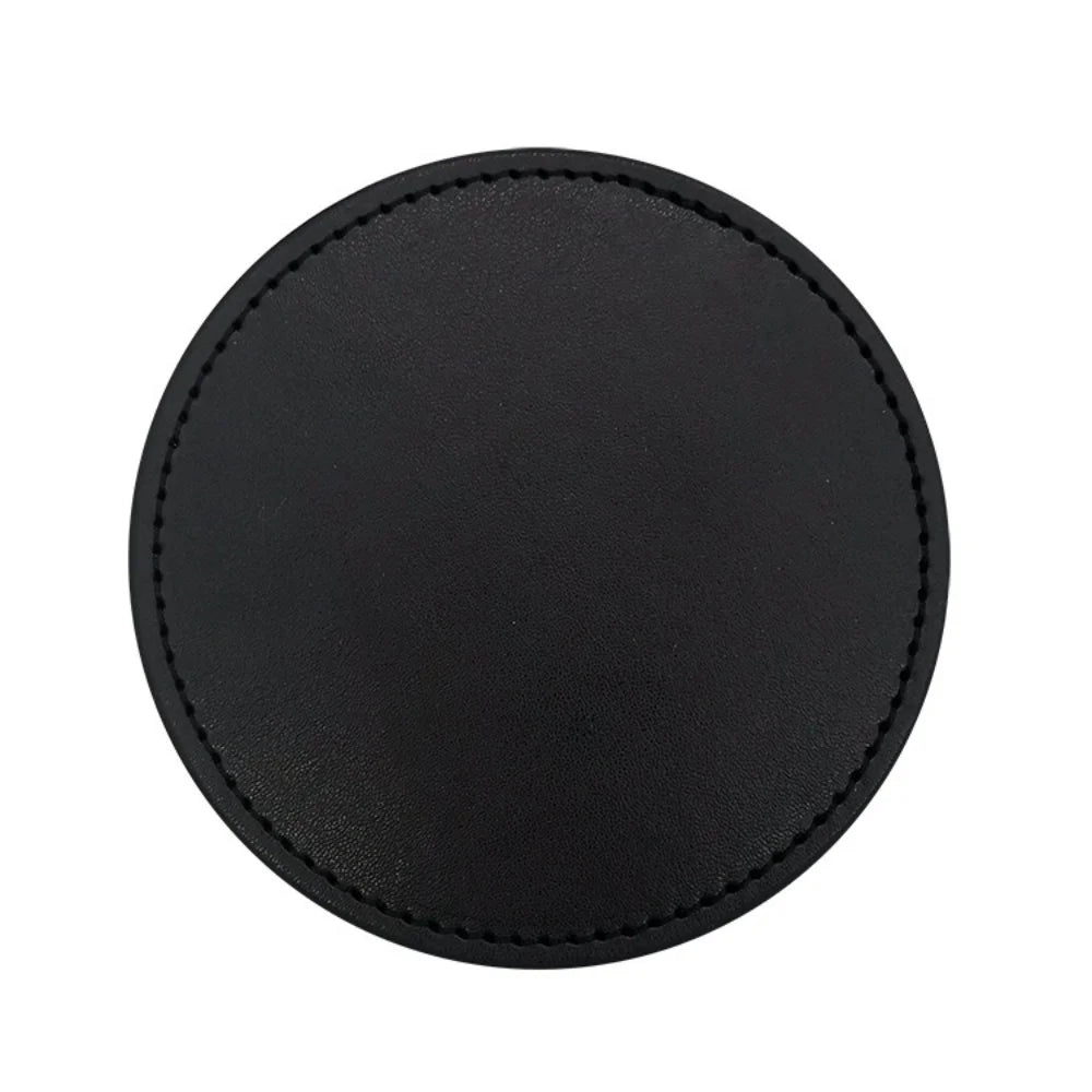 Un couvercle de protection en cuir noir de forme ronde.