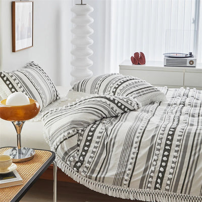 Housse de couette double athlon rayée avec glands sur lit King Size