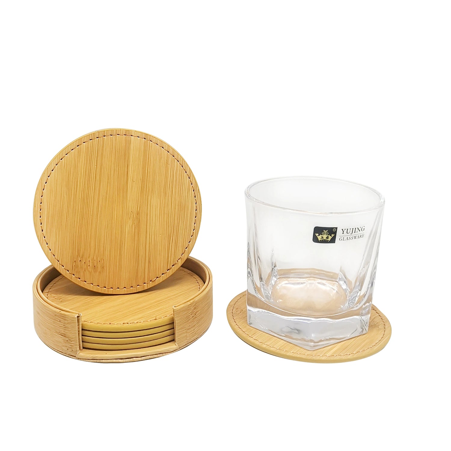 Ce jeu de 6 sous-verres en bambou et un verre à whisky offrent une présentation élégante pour servir des boissons.