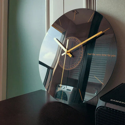 Horloge murale design silencieuse grise dans un salon moderne