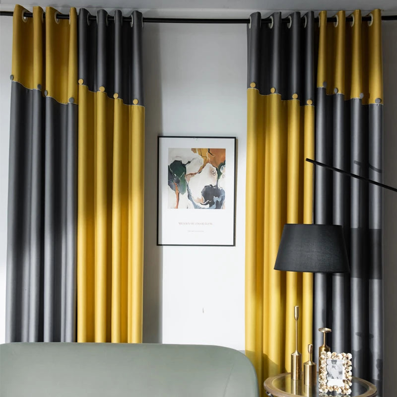 Rideaux bicolores jaune moutarde et gris anthracite installés dans un salon moderne avec une décoration murale abstraite.