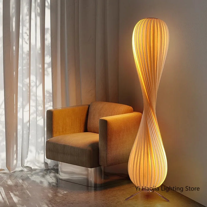 Lampe sur pied en bois style japonais dans une chambre cocooning