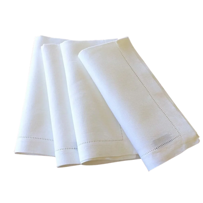 Serviettes de table blanches avec motifs de points.