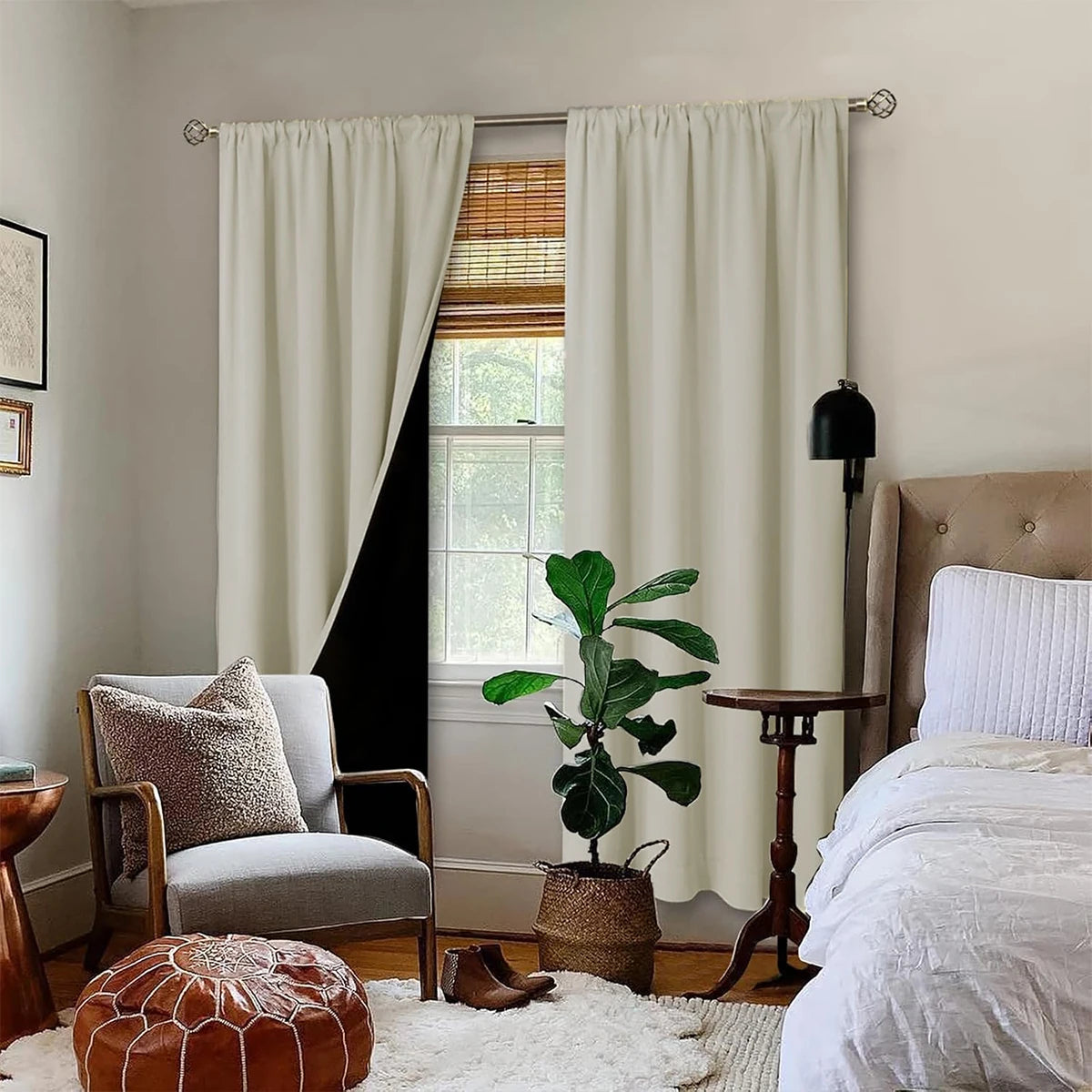 Rideaux occultants beiges dans une chambre cosy, agrémentée de plantes et de mobilier en bois clair.