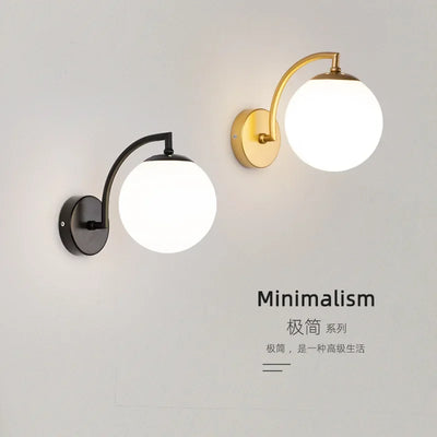 Applique murale LED boule de verre blanche dans un salon moderne