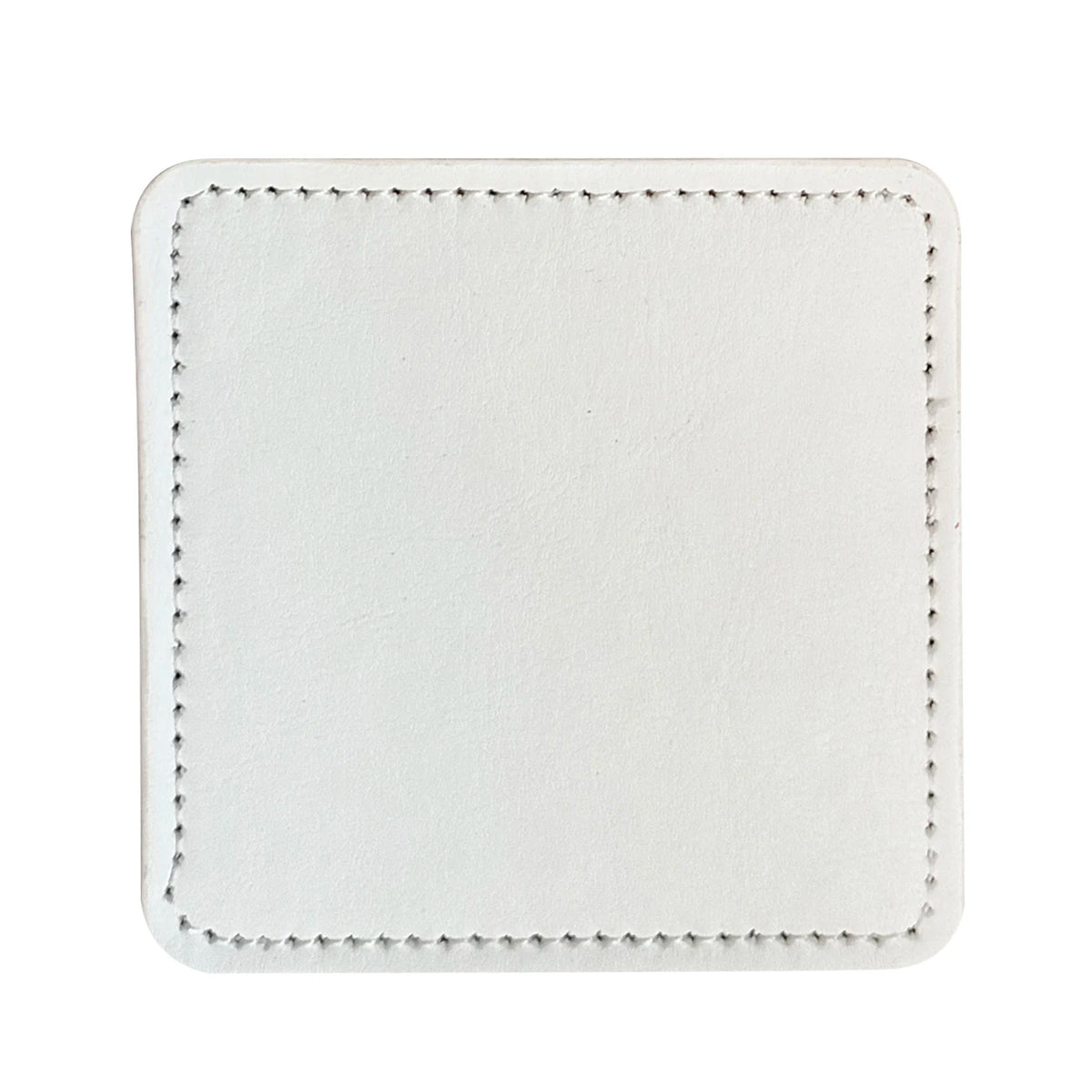Sous-verre en cuir blanc avec couture décorative sur les bords.