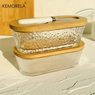 Beurrier en verre avec couvercle scellé design élégant et doré sur un comptoir de cuisine