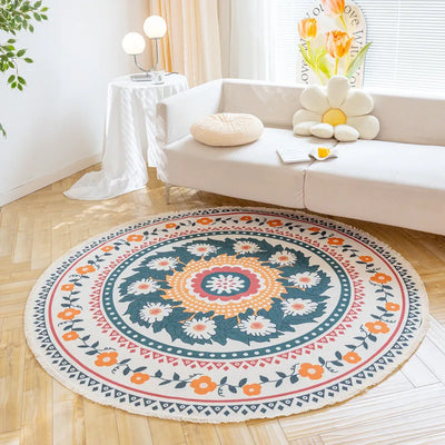 Tapis rond multicolore avec des motifs floraux ornementaux posé sur un parquet dans un salon lumineux.