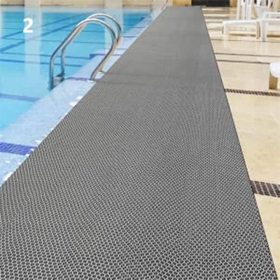 Tapis de bain antidérapant en PVC gris foncé dans une salle de bain moderne