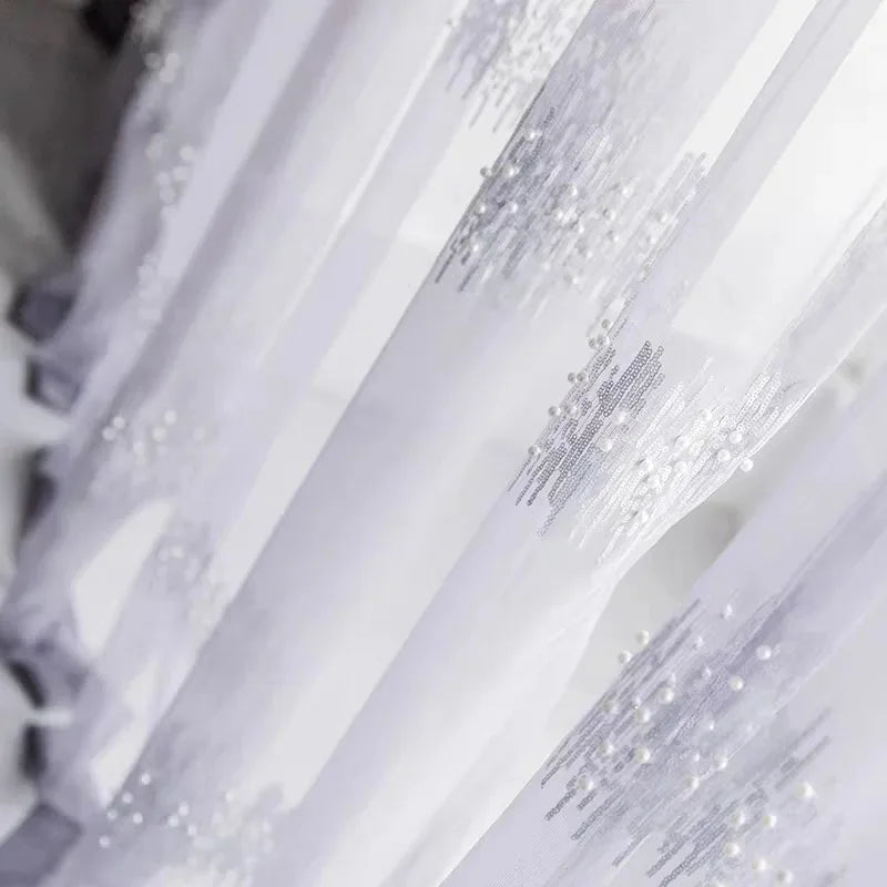 Voilage blanc de princesse en polyester avec broderies élégantes et perles délicates.