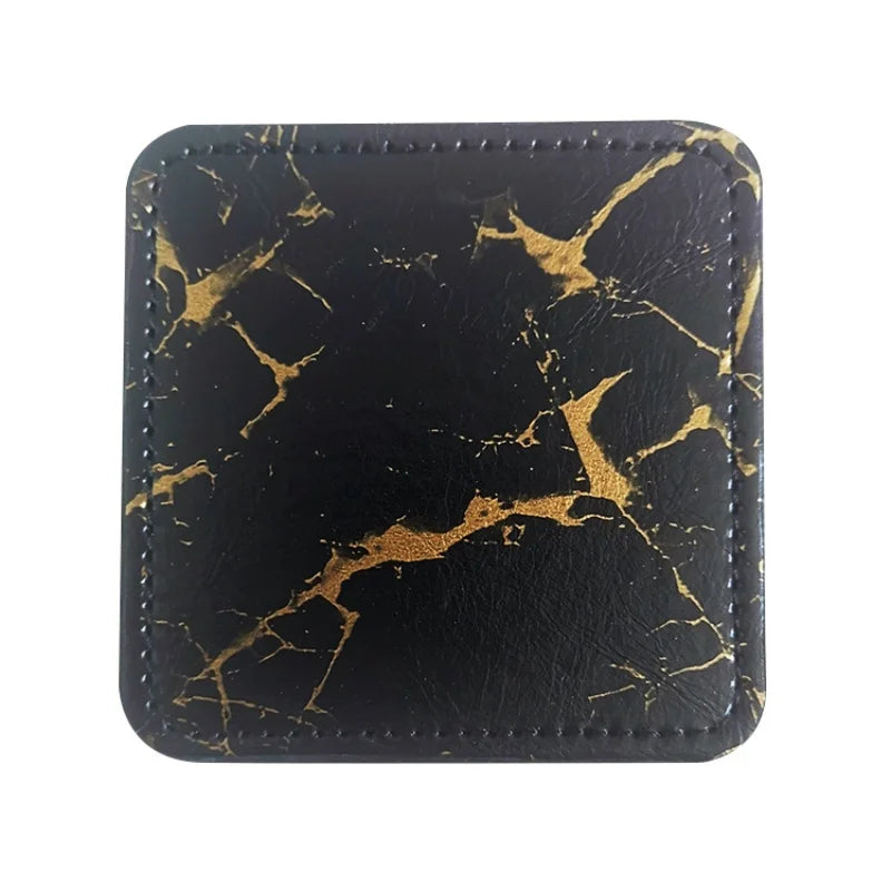 Un porte-monnaie noir avec des motifs dorés de marbre élégants et uniques.