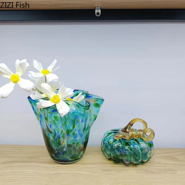 Vase en verre transparent coloré blanc sur une table avec des fleurs