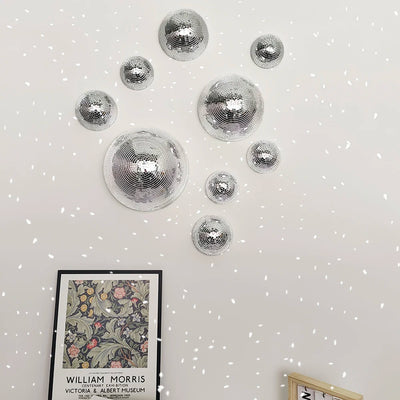 Boule disco murale en miroir rétro sur un mur blanc