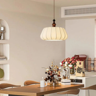 Lampe plafond LED moderne beige suspendue au plafond d'une chambre