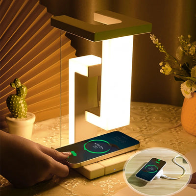 Lampe suspendue anti-gravité noire avec charge sans fil sur table de nuit