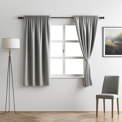 Femme touchant un Rideaux occultants pour petites fenetres, Améliorez votre espace de vie avec des rideaux occultants pour...