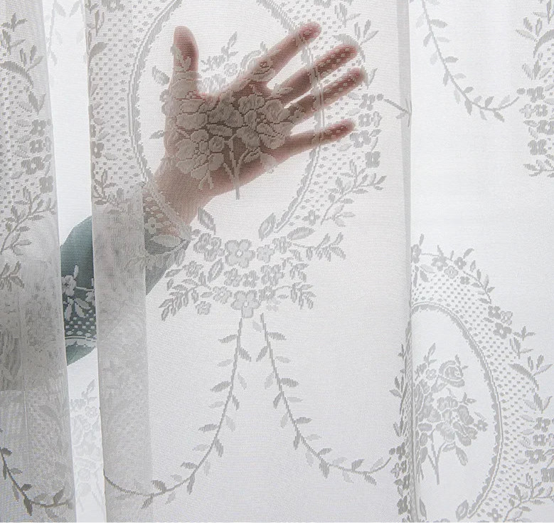 Voilage blanc esprit bord de mer avec broderie florale laissant passer la lumière