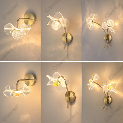Applique murale LED en forme de fleur blanche éclairant un salon moderne
