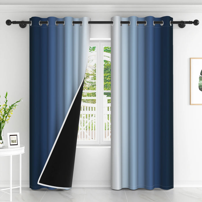 Rideaux occultants bicolores bleu marine et gris clair avec doublure noire, installés sur une tringle devant une grande fenêtre blanche.
