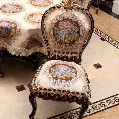 Chaises en bois sculpté avec des motifs floraux ornementés, offrant un style élégant et classique.