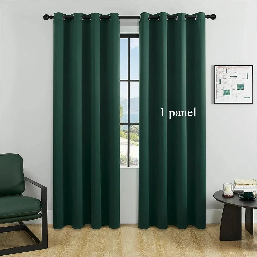 Image d'élégants rideaux de haute qualité avec des oeillets métalliques. Ces rideaux de couleur vert foncé ajoutent une touche de sophistication et de luxe à tout espace de vie. Le polyester, matériau durable et intemporel, associé aux oeillets brillants, confère un aspect à la fois moderne et classique. Parfait pour les intérieurs contemporains ou traditionnels à la recherche de rideaux uniques et attrayants.