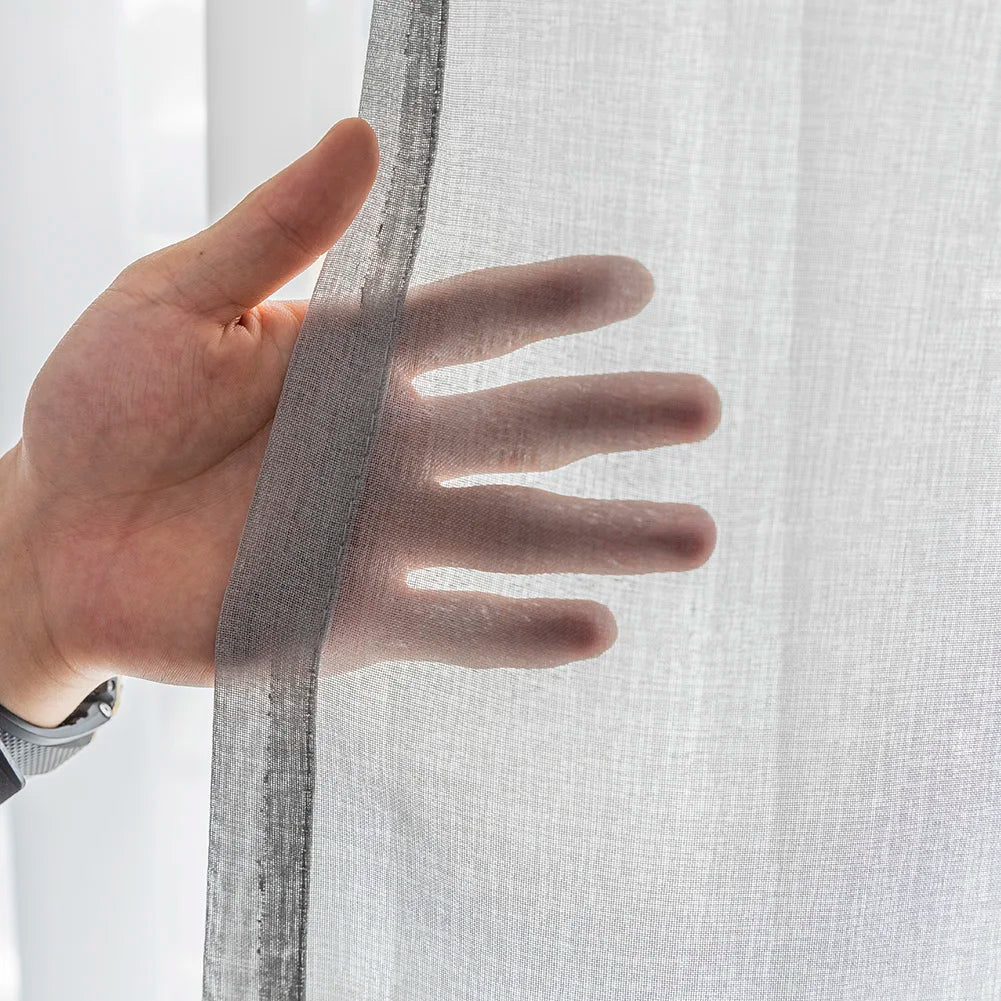 Rideaux en maille gris argenté, traitement de fenêtre élégant et moderne, avec une texture unique pour une décoration d'intérieur sophistiquée et une lumière naturelle douce.