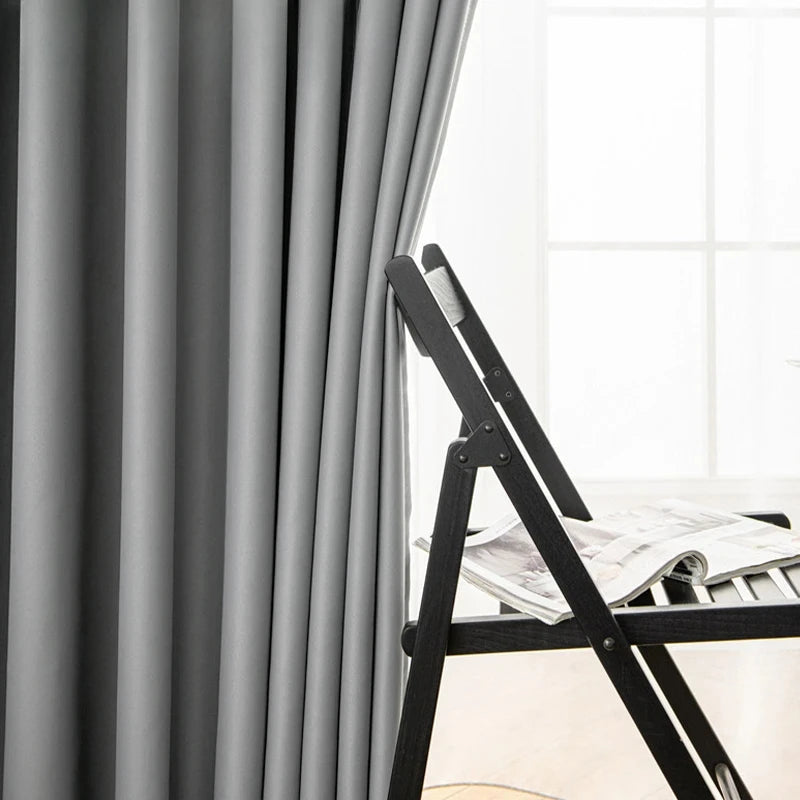 Rideau occultant gris élégant, idéal pour un salon moderne. Ce rideau apporte une touche sophistiquée à votre intérieur tout en assurant une excellente gestion de la lumière. Sa couleur grise s'intègre parfaitement dans un espace contemporain. Parfait pour créer une ambiance chaleureuse et intime.