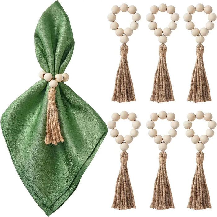 Élégante nappe verte ornée de pompons beiges, créant une décoration chaleureuse et naturelle.