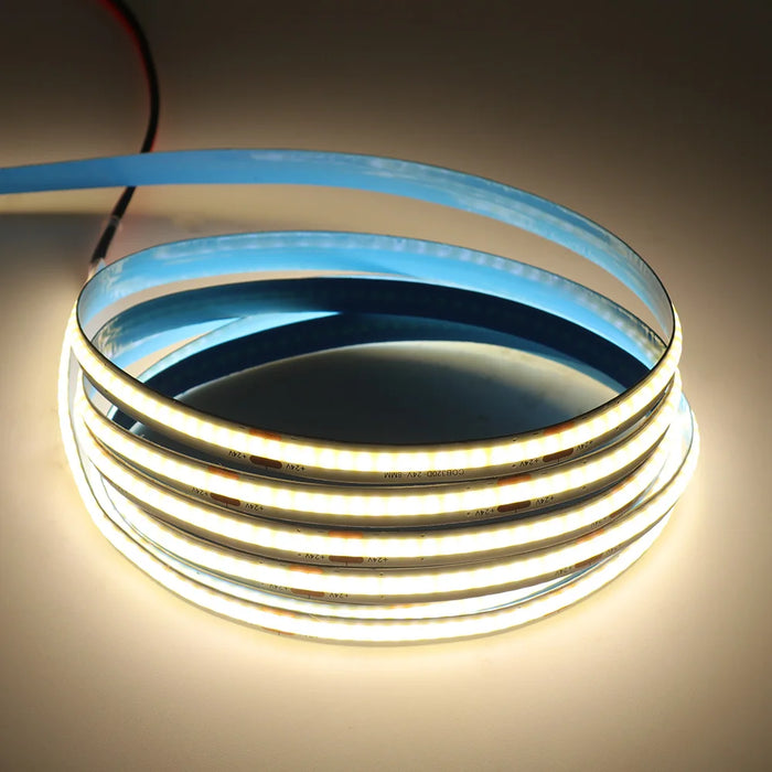 Bande lumineuse LED COB flexible installée sous un meuble de cuisine