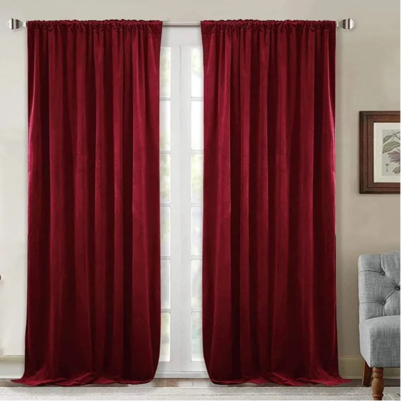 Rideaux rouges en textile de qualité supérieure pour traitement de fenêtre, apportant une touche de couleur vive et une élégance intemporelle à tout espace intérieur.