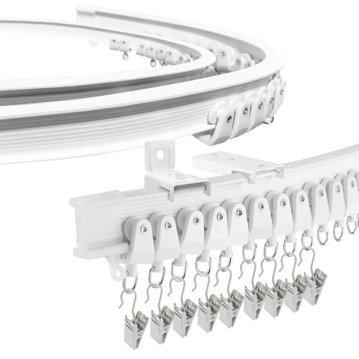 Rail de rideau flexible blanc monté au plafond dans un salon