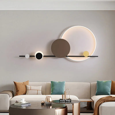 Applique murale LED art déco noire éclairant un escalier