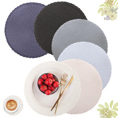 Set de 6 napperons ronds tissés à bords croisés sur une table à manger
