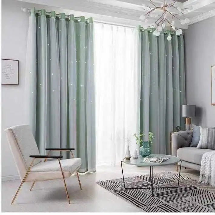 Rideau vert sauge clair avec voilage blanc translucide, installé dans un salon contemporain à la décoration nordique.