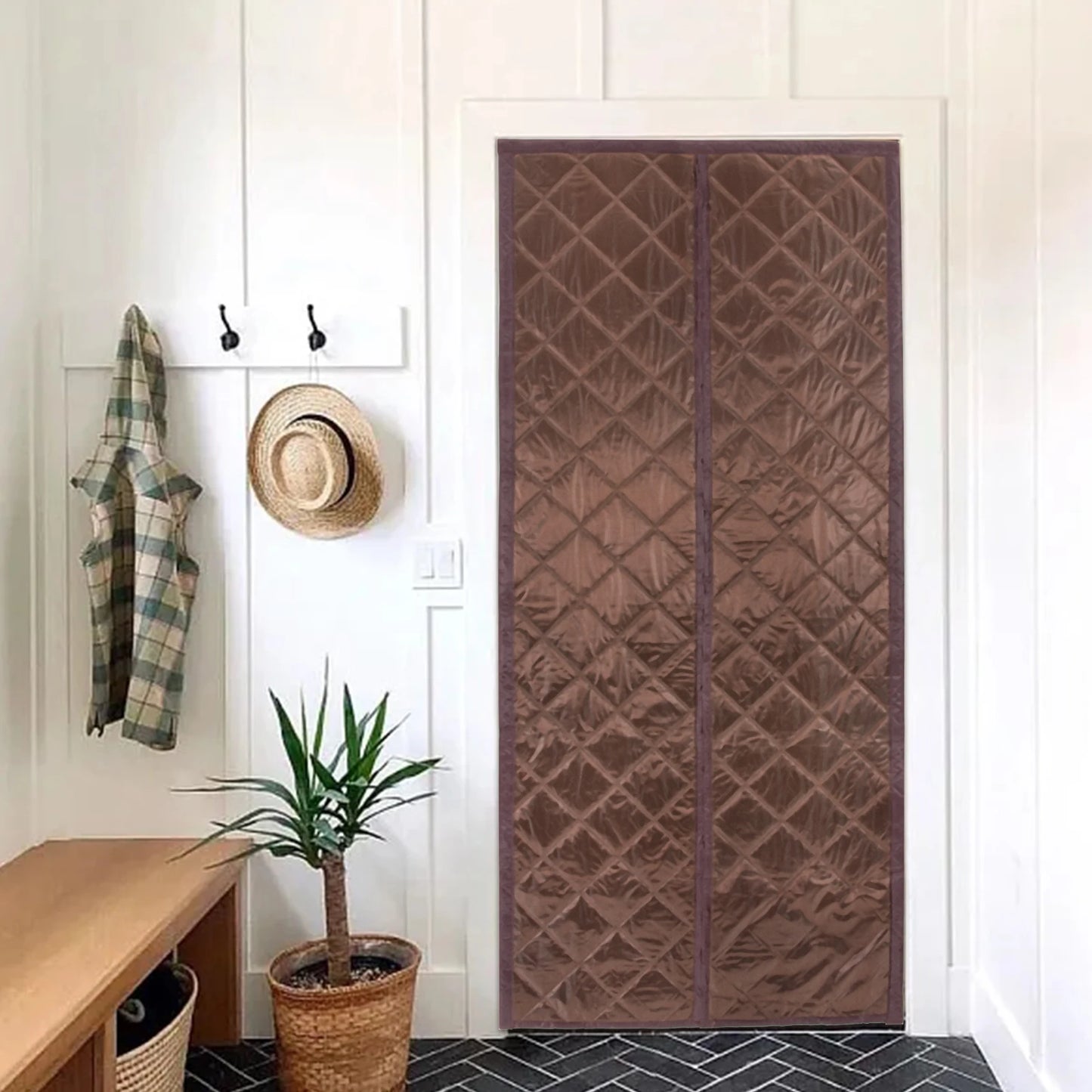 Rideau thermique marron posé dans une entrée cosy avec déco naturelle et mur blanc
